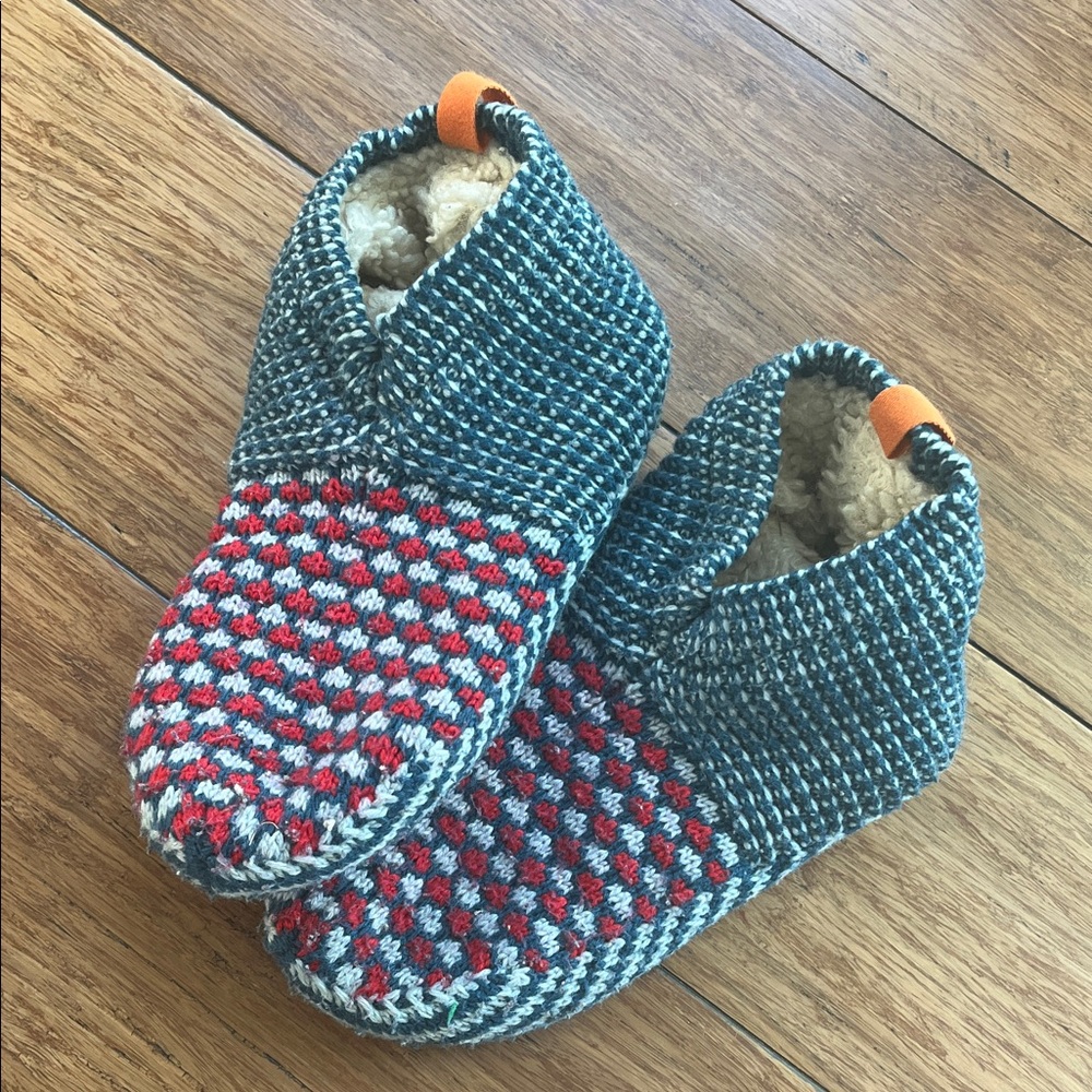 Bombas Youth2 size 1-5 Knit Slippers with Red and Blue